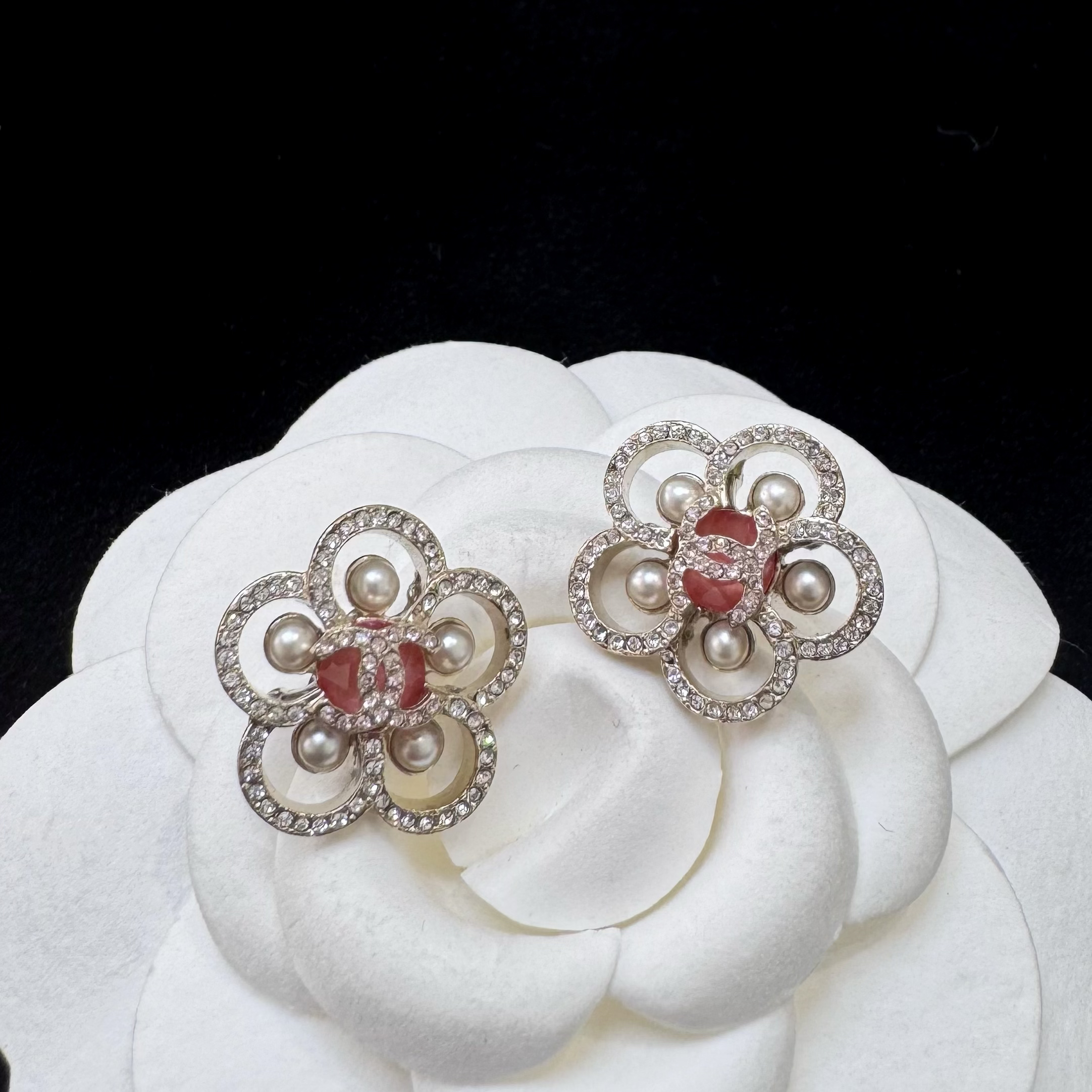 95新 Chanel/香奈儿 特价！小花满钻双c耳钉 2406199 