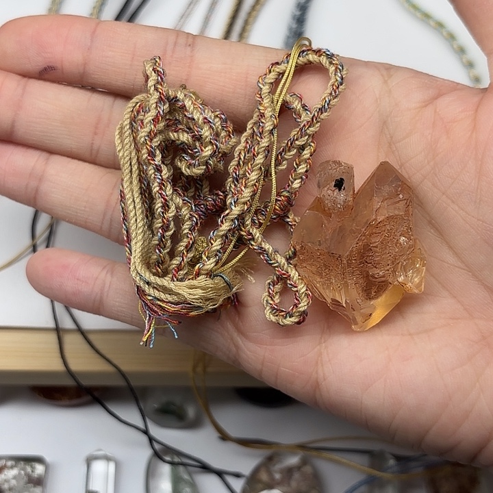 A****颈饰水晶未镶嵌巴基斯坦红泥闪灵钻