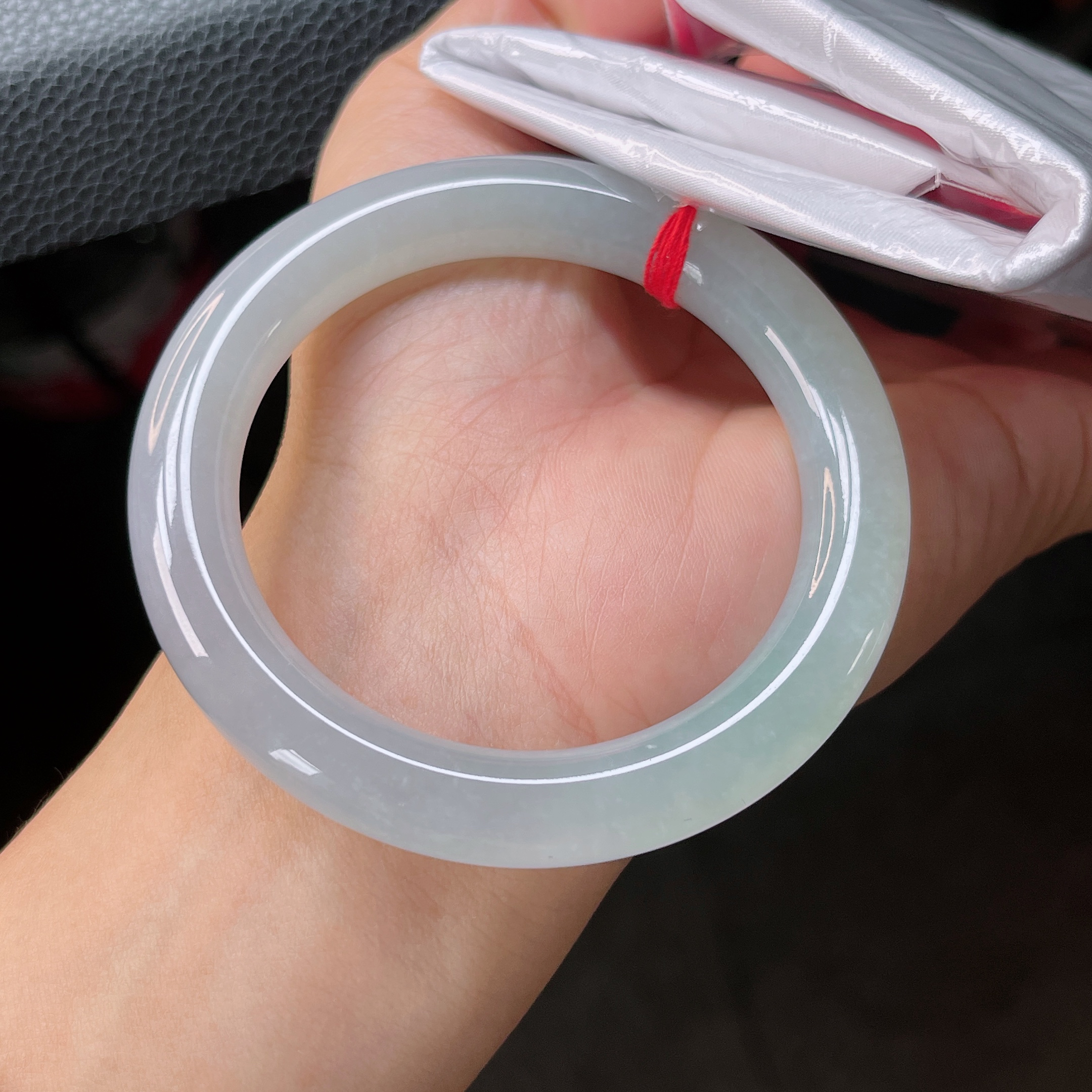 2530号 缅甸天然翡翠A货54-55高冰晴绿圆条手镯，起双眼皮