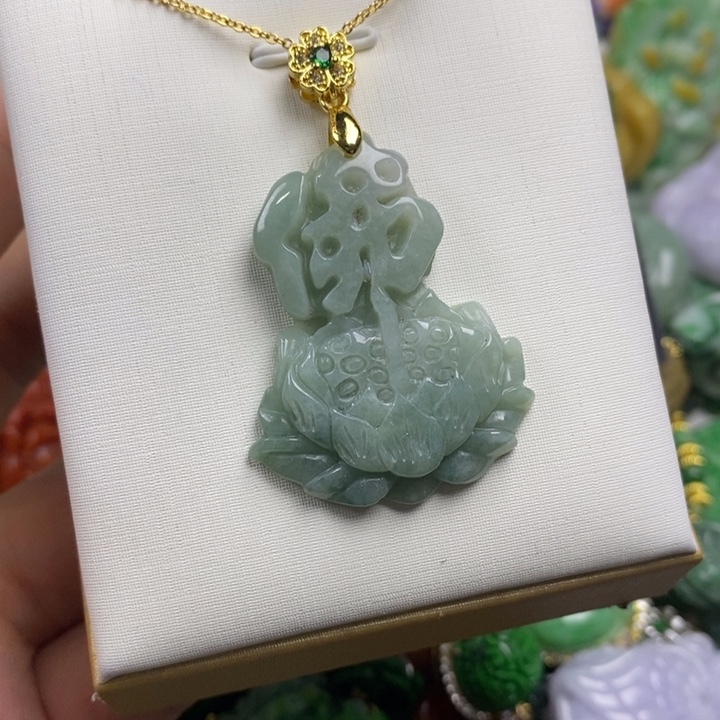 翡翠未镶嵌吊坠(赠链)