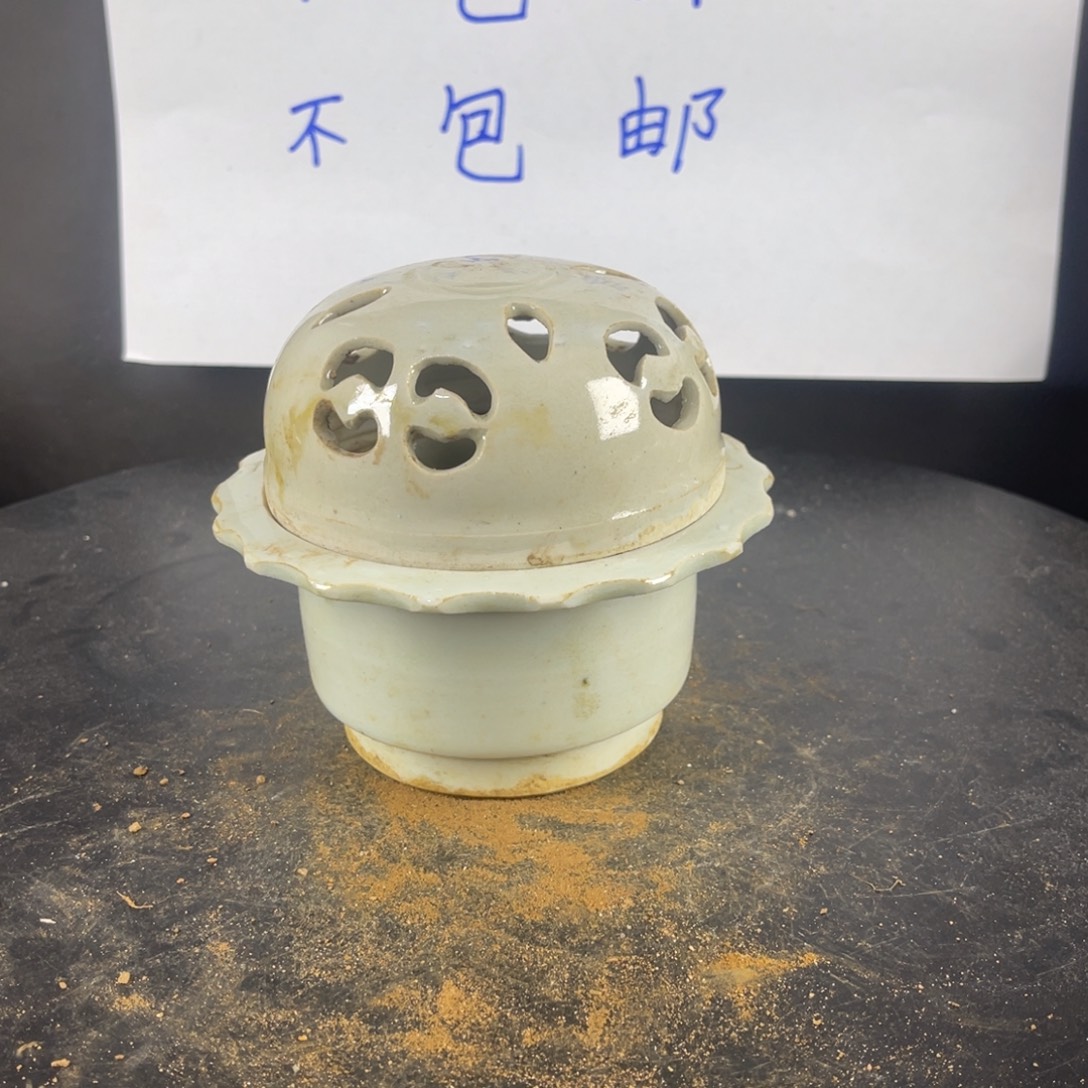 罐漂亮的小瓷器和