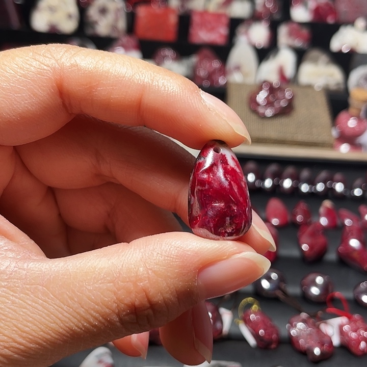 天然辰砂原石晶体吊坠