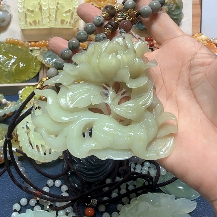 未镶嵌蛇纹石玉吊坠晨****灵