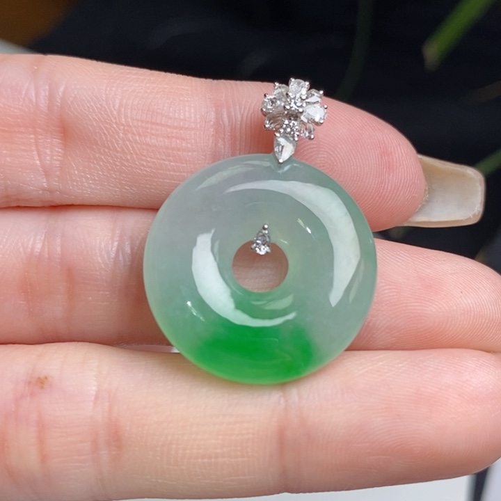 翡翠18K金镶嵌颈饰甜甜圈