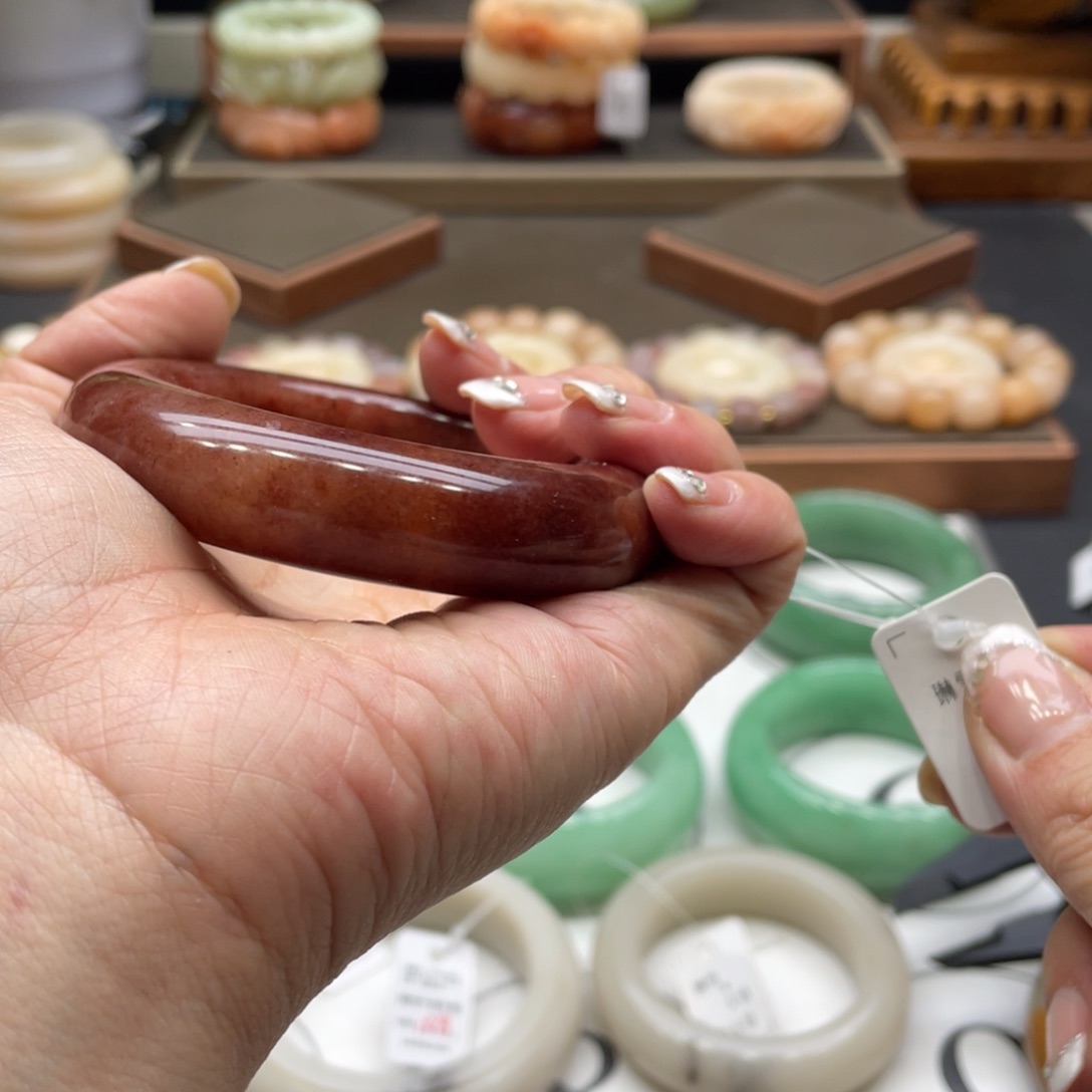 沈***勇石英岩玉未镶嵌手镯