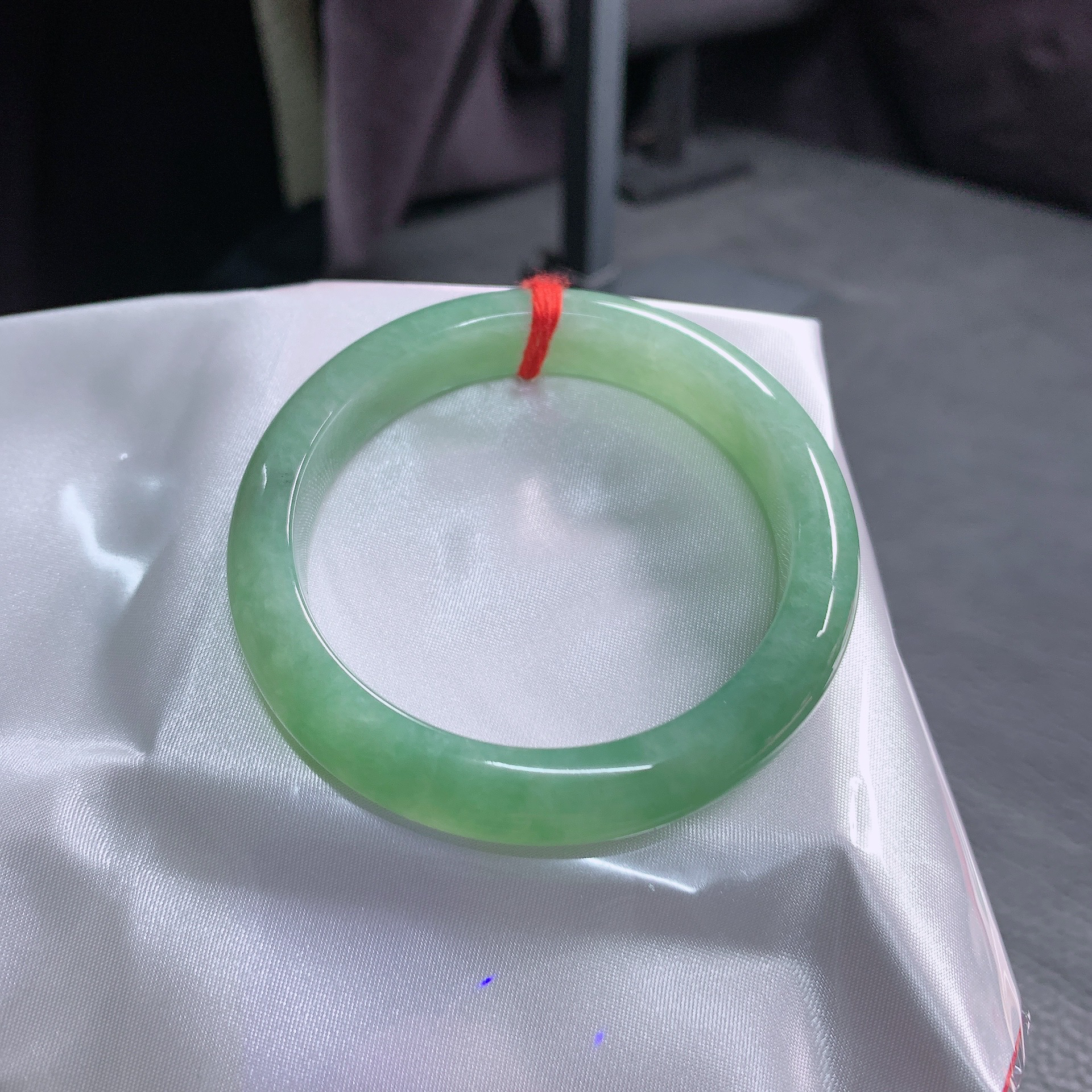 57圈口冰润满绿宽边手镯0023尺寸57*11.6*8.8mm细纹