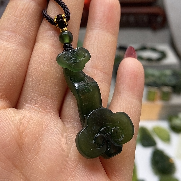 蛇纹石玉挂件未镶嵌