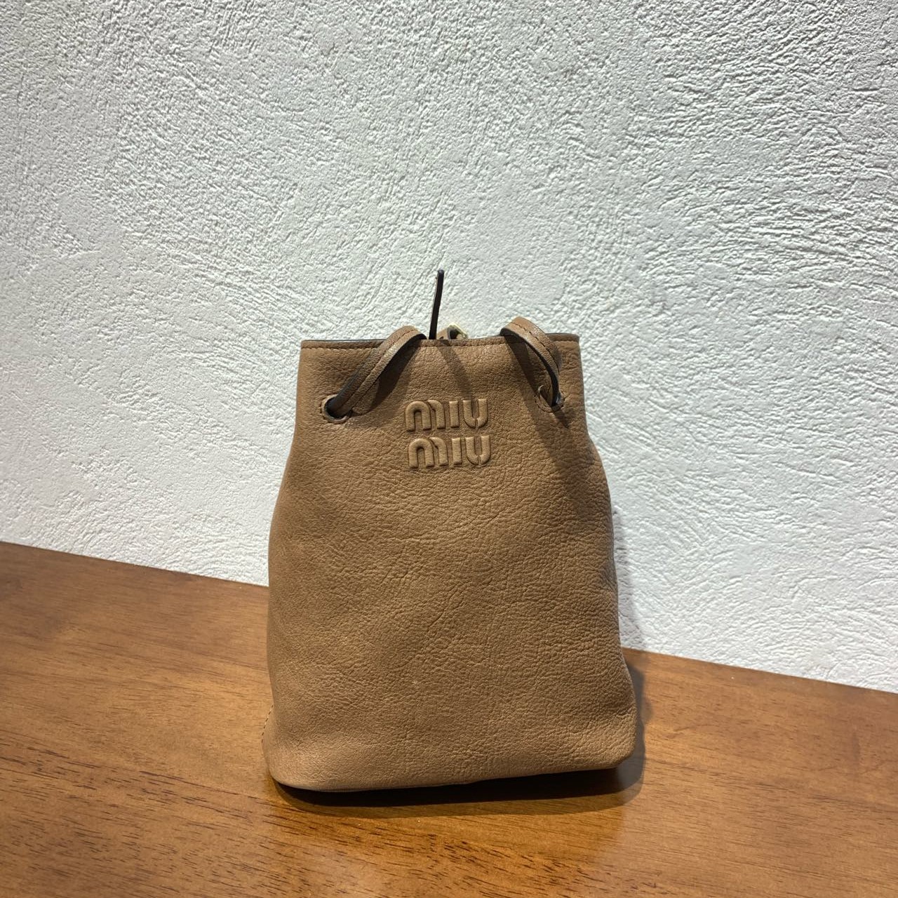 99新 MIU MIU/缪缪 棕色小水桶斜挎包