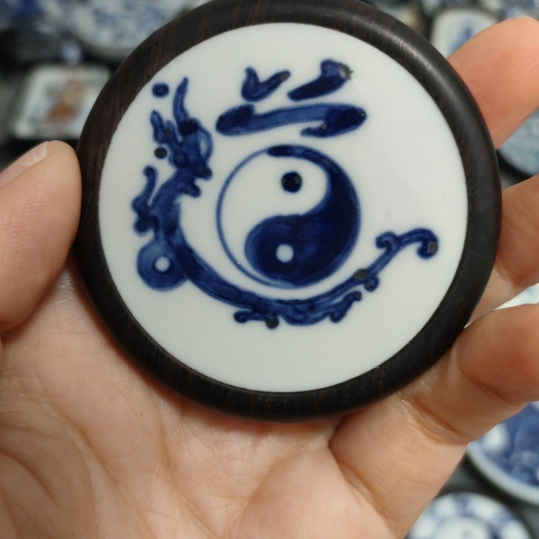 瓷片泉*方青花双面八卦挂件一个