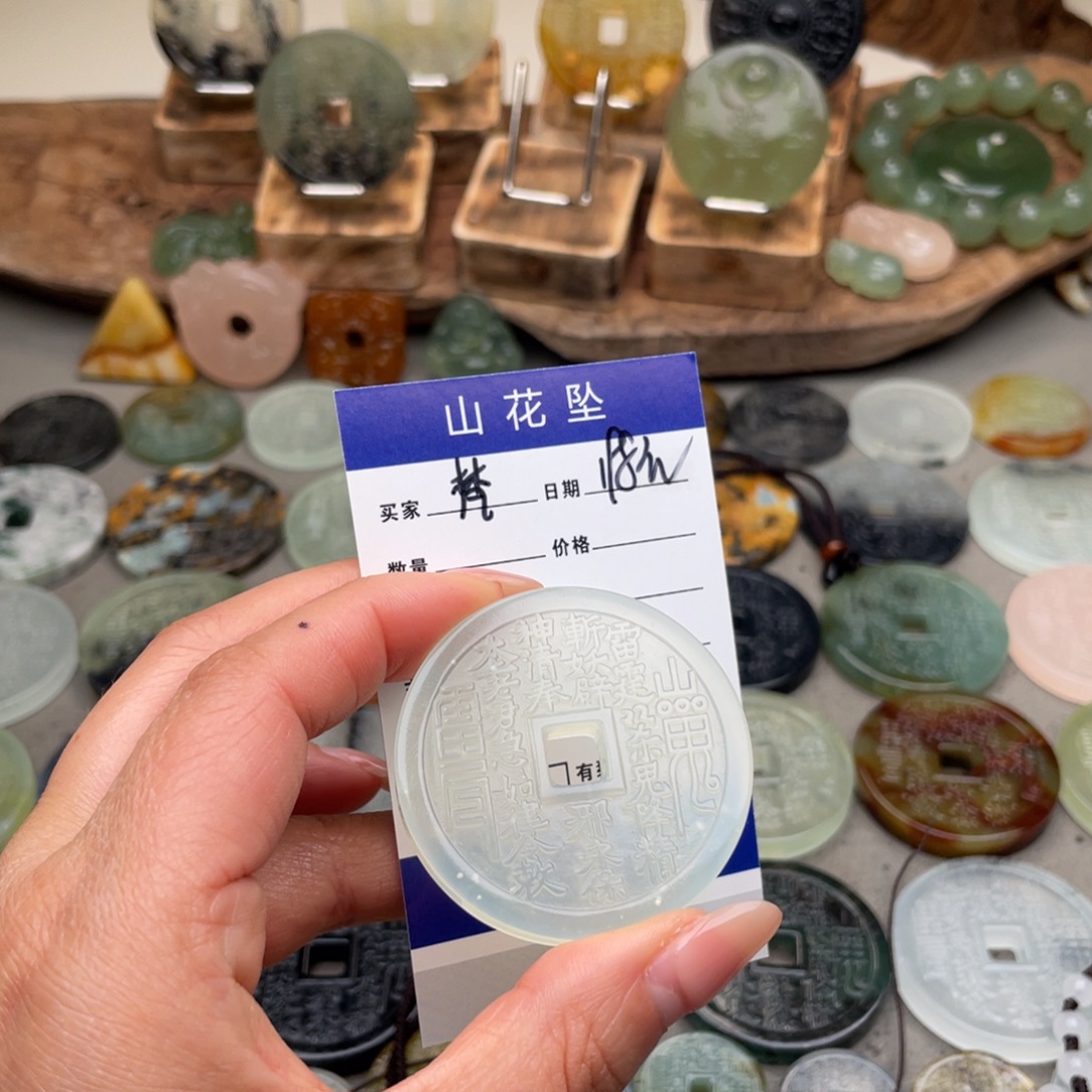 梵***子蛇纹石玉未镶嵌颈饰