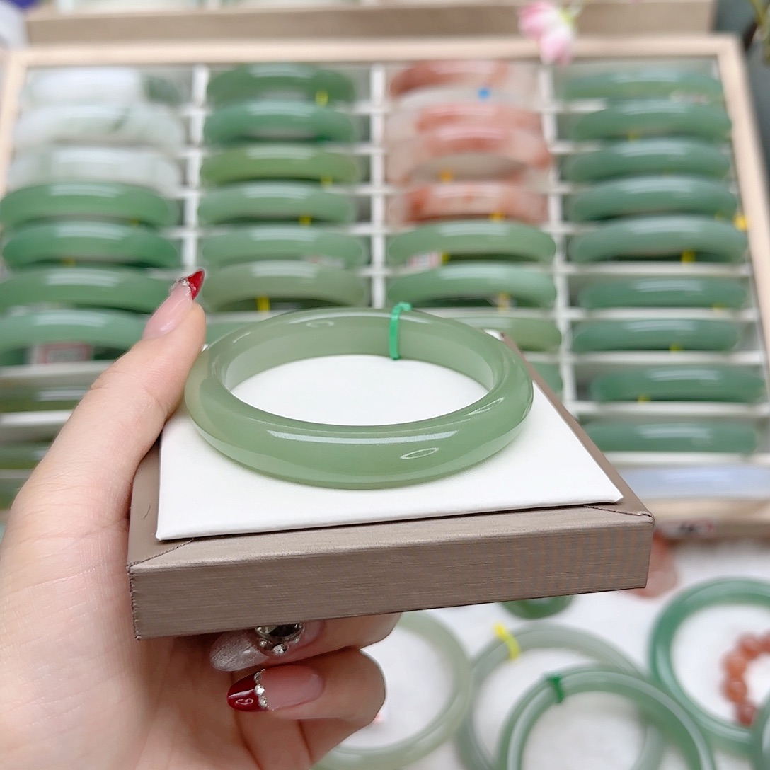 石英质玉手镯未镶嵌58口径