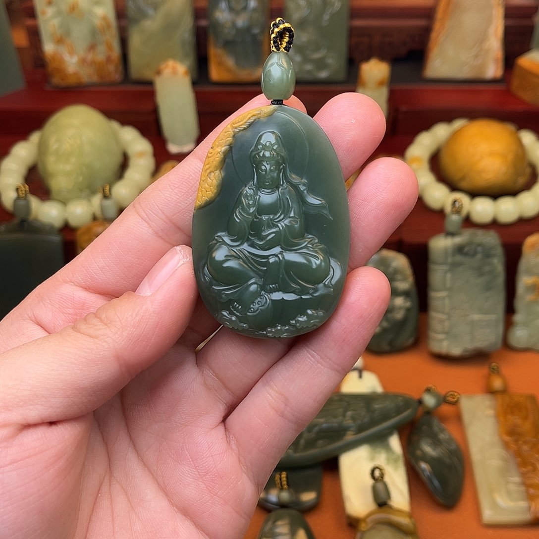 岫岩河磨玉（透闪石质玉）颈饰未镶嵌泉*