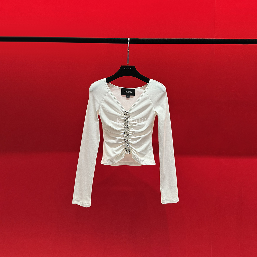 【L.K.BABY】甜言蜜语 时髦纯欲深V别致褶皱钻饰减龄长袖T恤