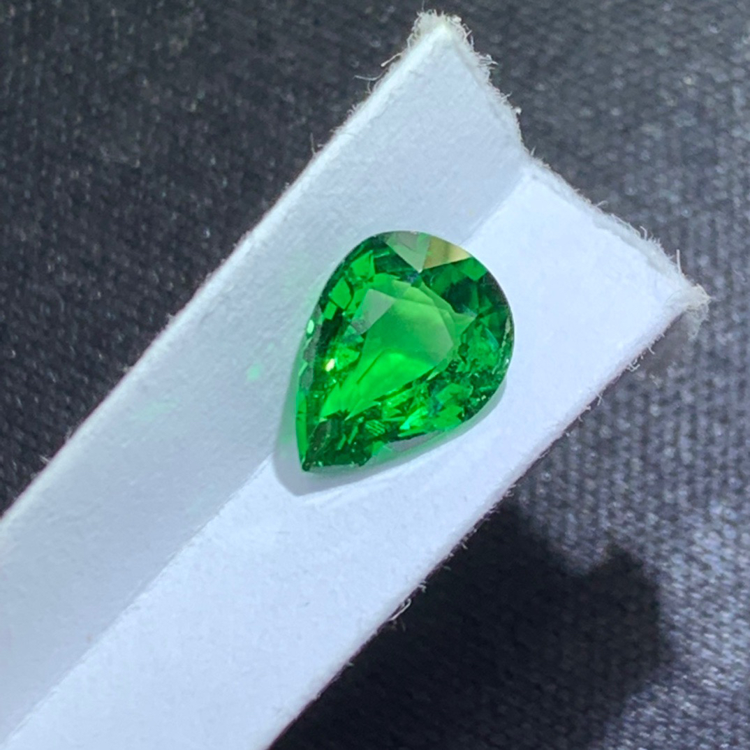 天然卡扎尼色沙弗莱裸石1.04克拉
