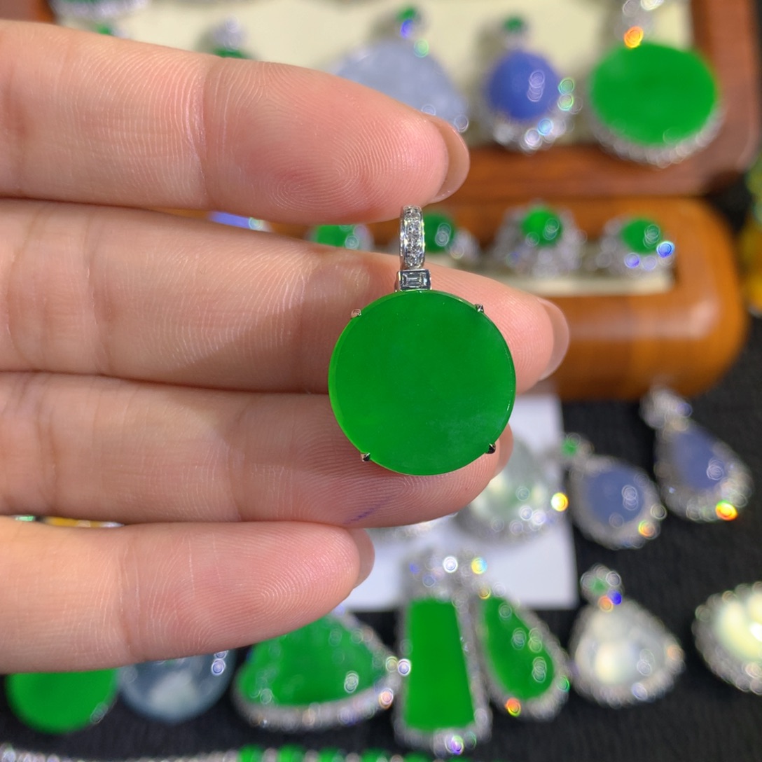 翡翠18K金镶嵌颈饰