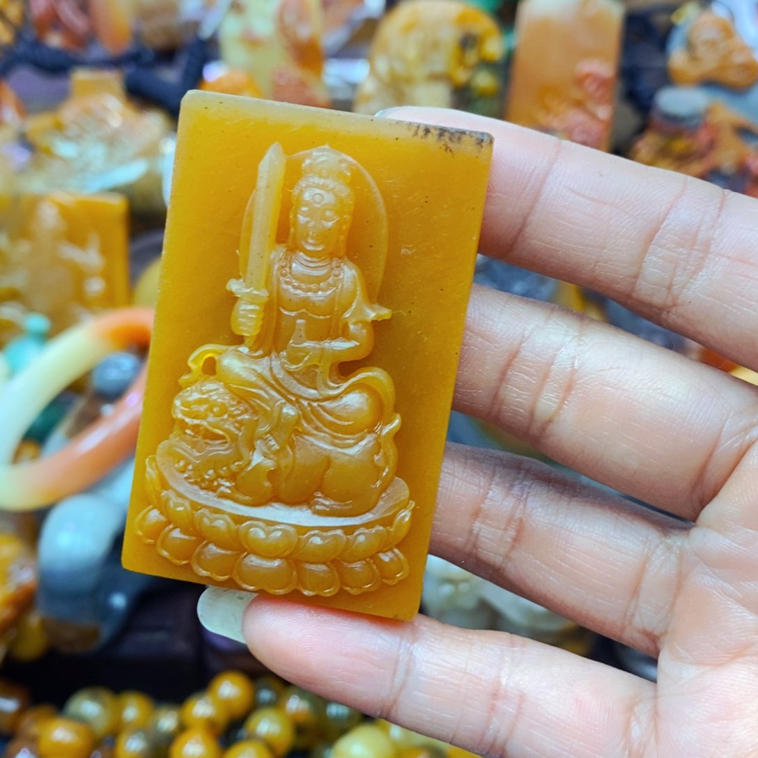 未镶嵌石英质玉（黄龙玉）颈饰