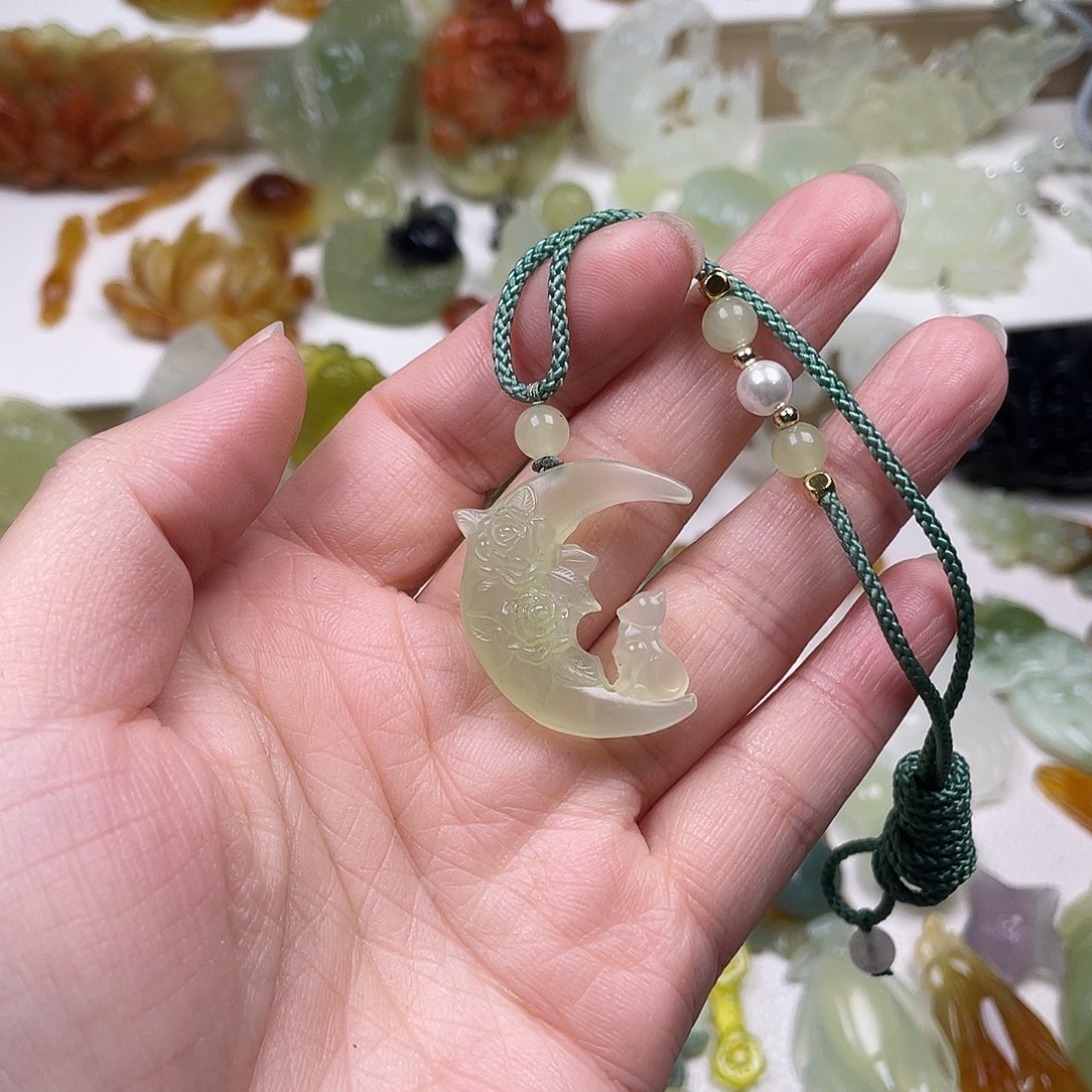 蛇纹石玉未镶嵌颈饰