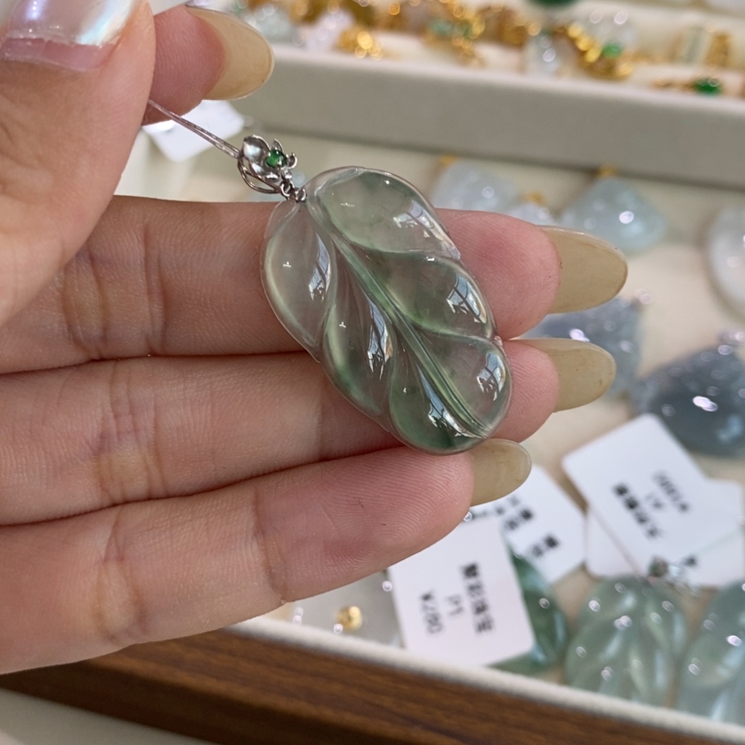 颈饰18K金镶嵌翡翠叶子