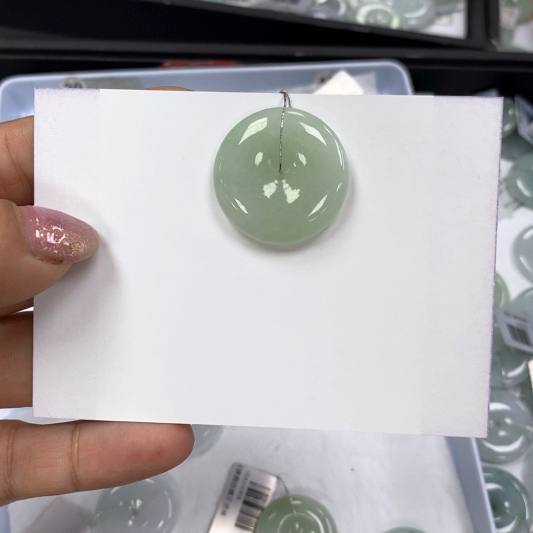 翡翠颈饰未镶嵌平安扣