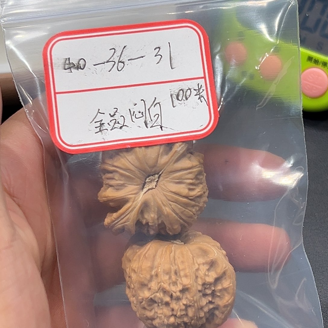 文玩核桃吊坠白狮子