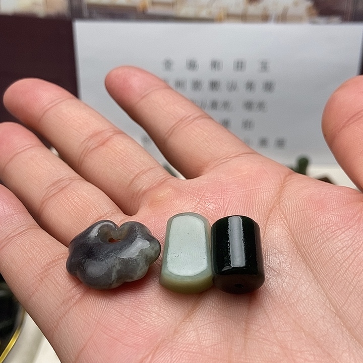 最***座和田玉未镶嵌颈饰