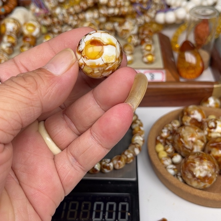 未镶嵌琥珀裸石猪****27号