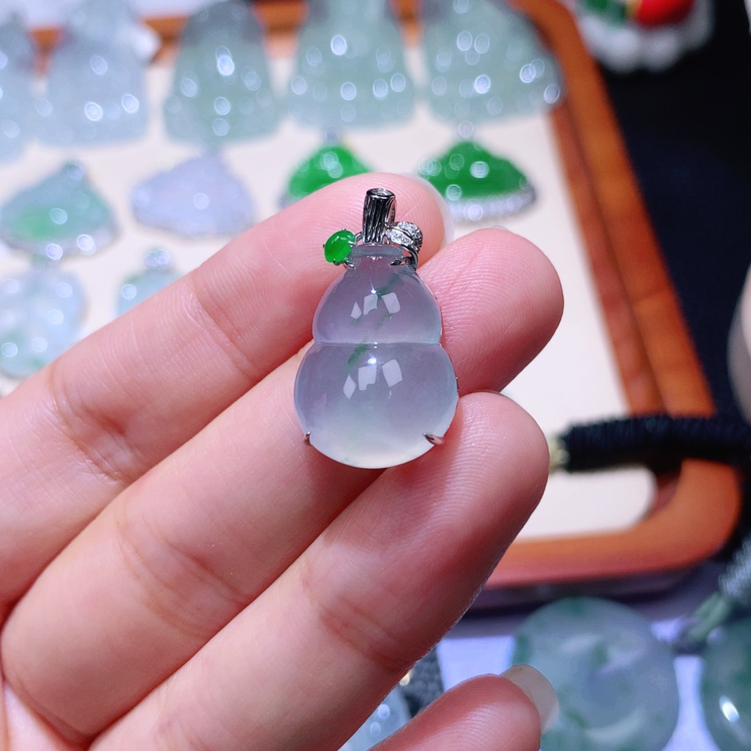 颈饰18K金镶嵌翡翠葫芦