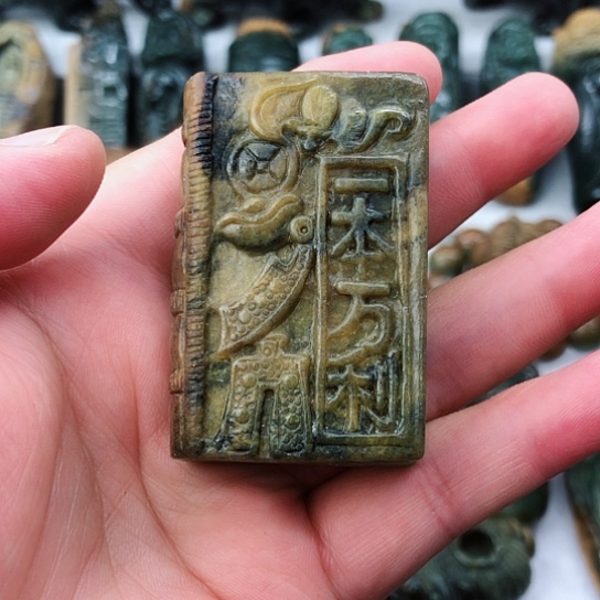 未镶嵌岫岩河磨玉（透闪石质玉）把件