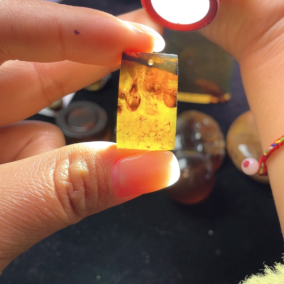 琥珀裸石未镶嵌？