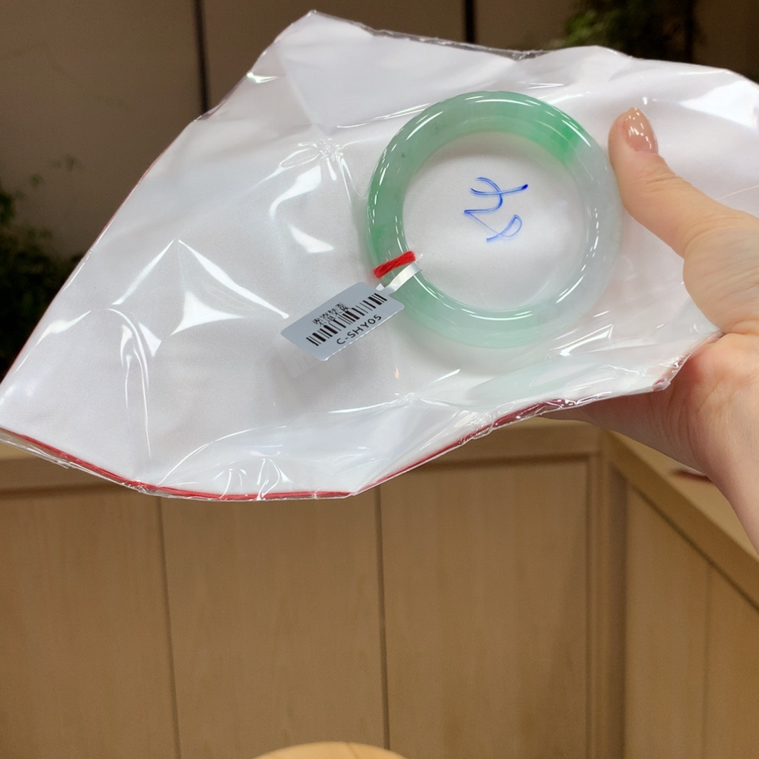 翡翠手镯未镶嵌不退不换