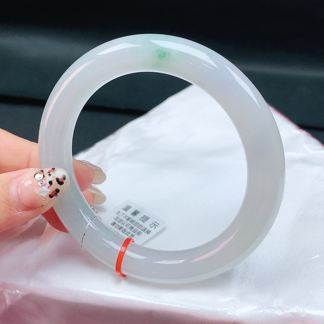 翡翠手镯未镶嵌60圈