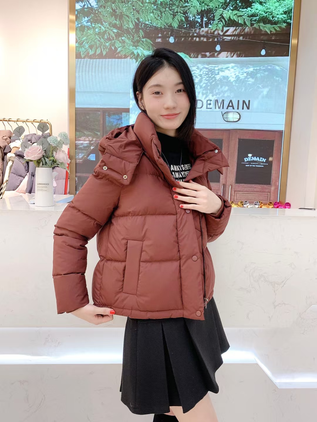 连帽厚短款羽绒服