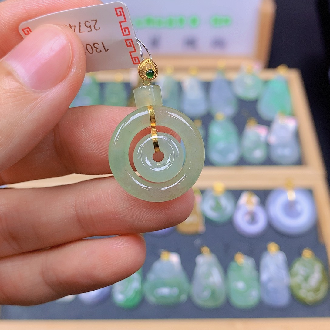 翡翠18K金镶嵌颈饰翡翠