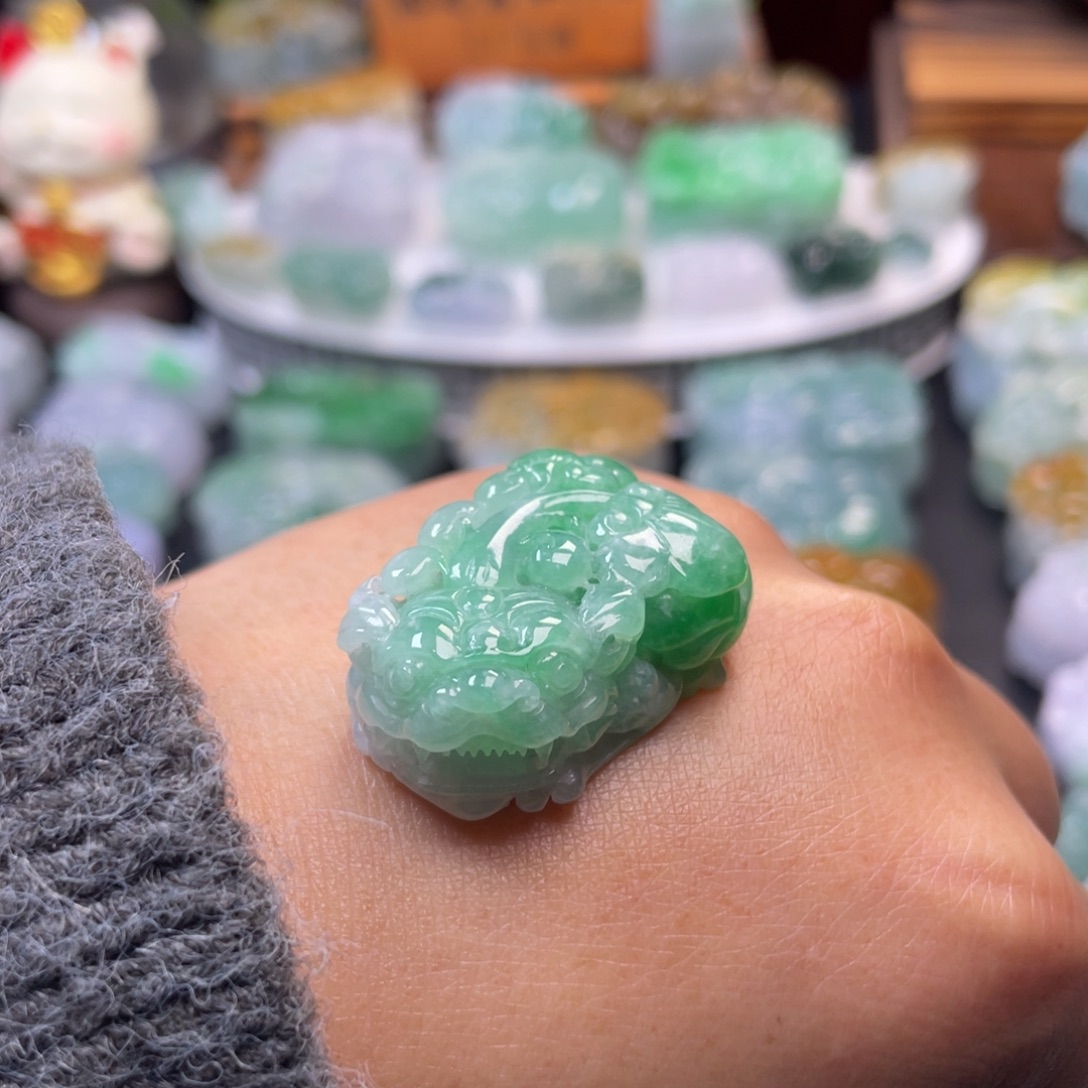 翡翠未镶嵌颈饰貔貅