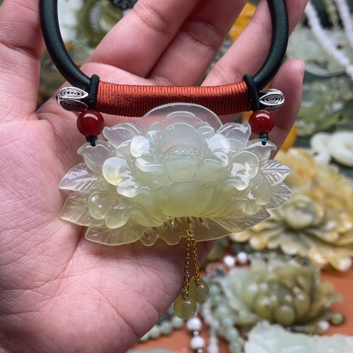 蛇纹石玉吊坠合金