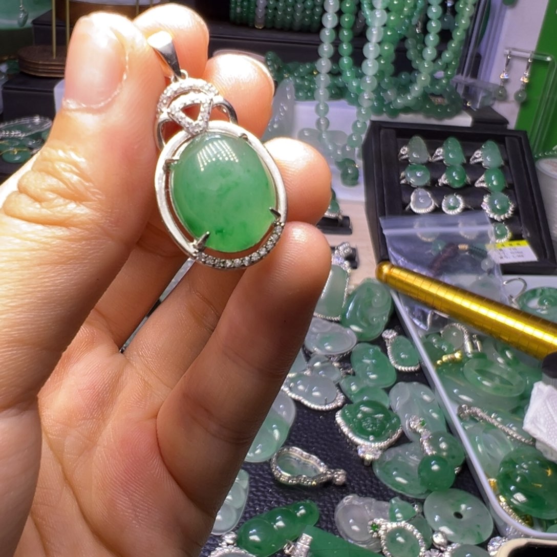 石英质玉（非洲翠）未镶嵌颈饰