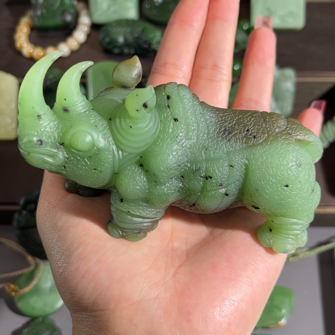 和田玉挂件未镶嵌乌兰海犀牛定制