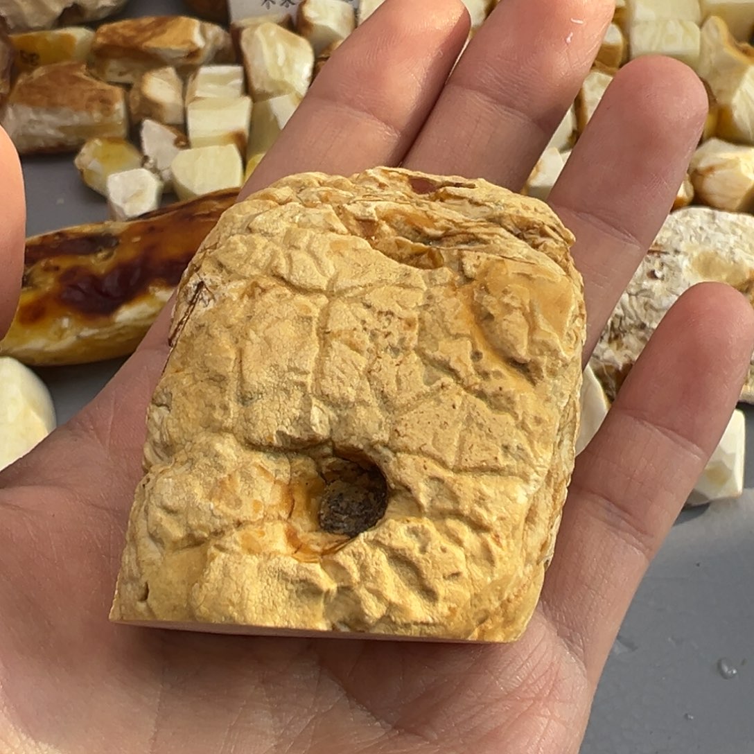 定制琥珀未镶嵌皮*蜜蜡