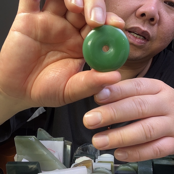 石英质玉未镶嵌颈饰平安扣