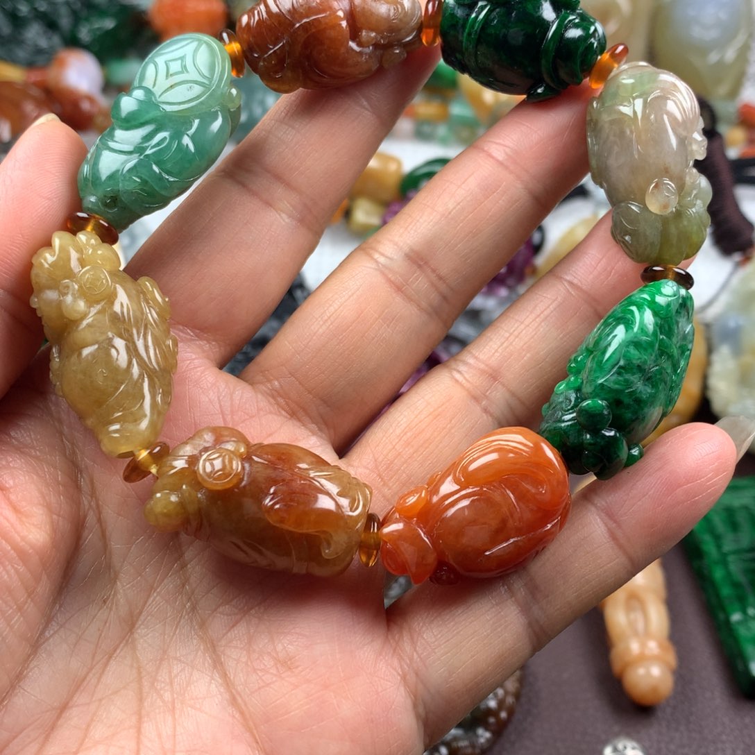 用***1翡翠未镶嵌颈饰手串