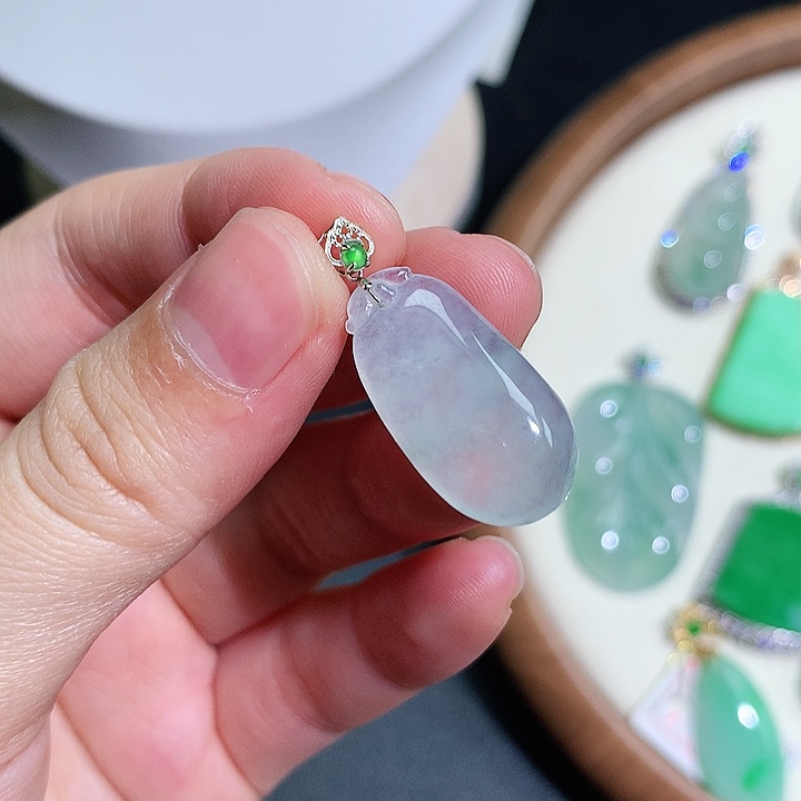 翡翠18K金镶嵌颈饰福瓜