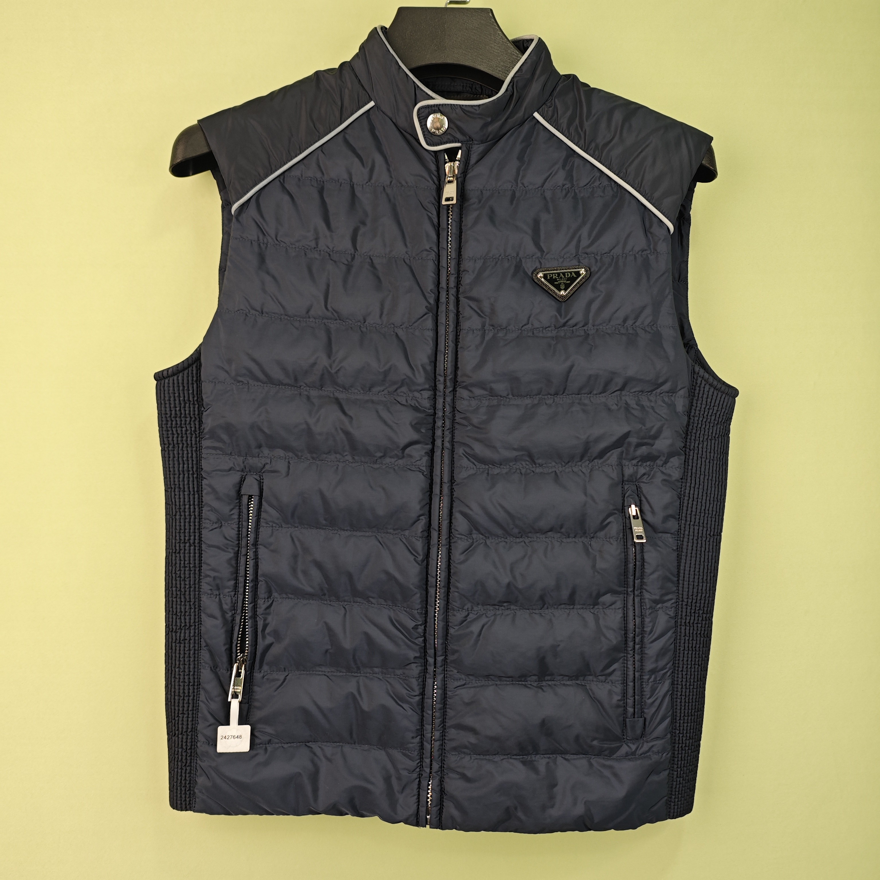 99新 Prada/普拉达 三角标羽绒马甲/46/工价12800/R2427648男装