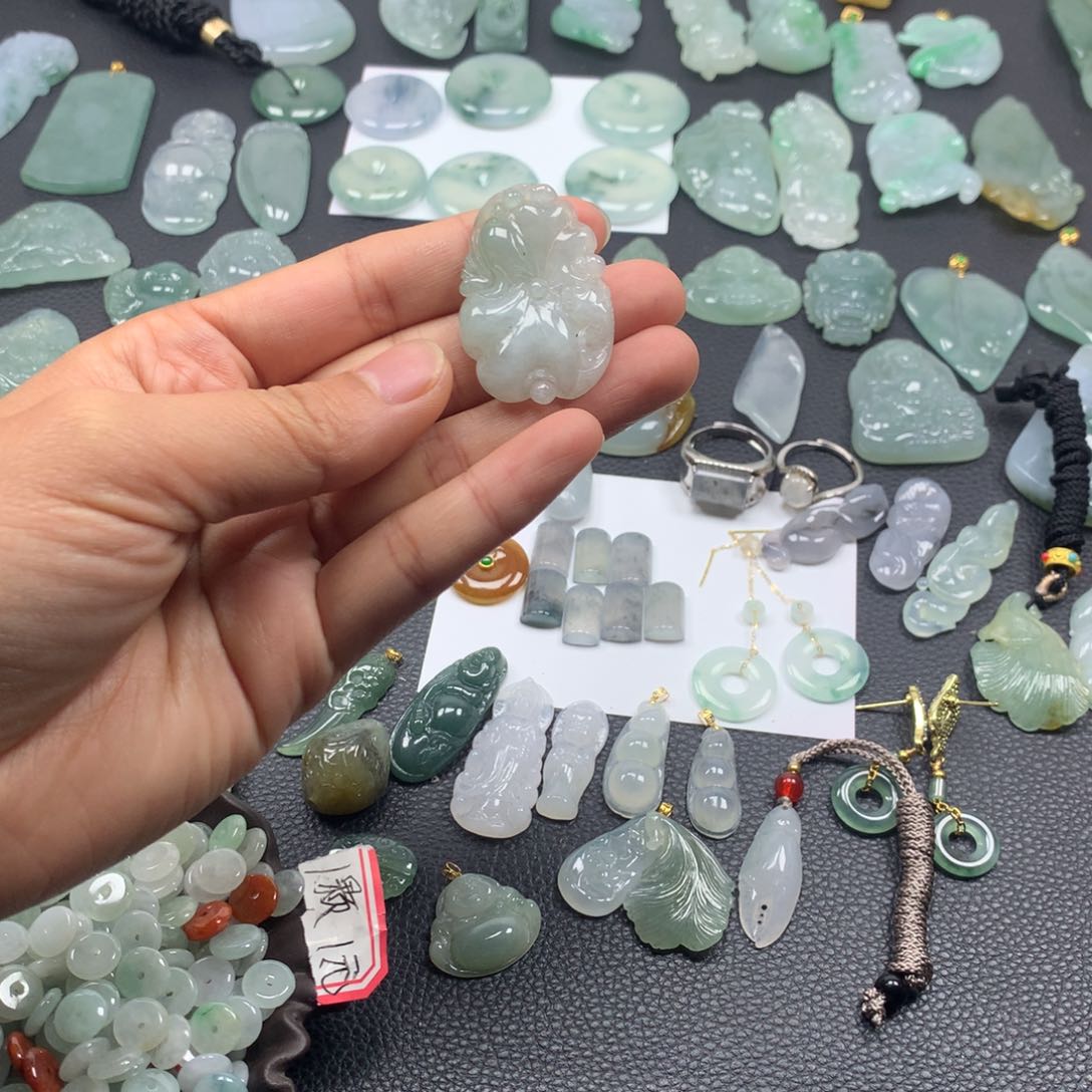 翡翠颈饰未镶嵌荷叶鱼