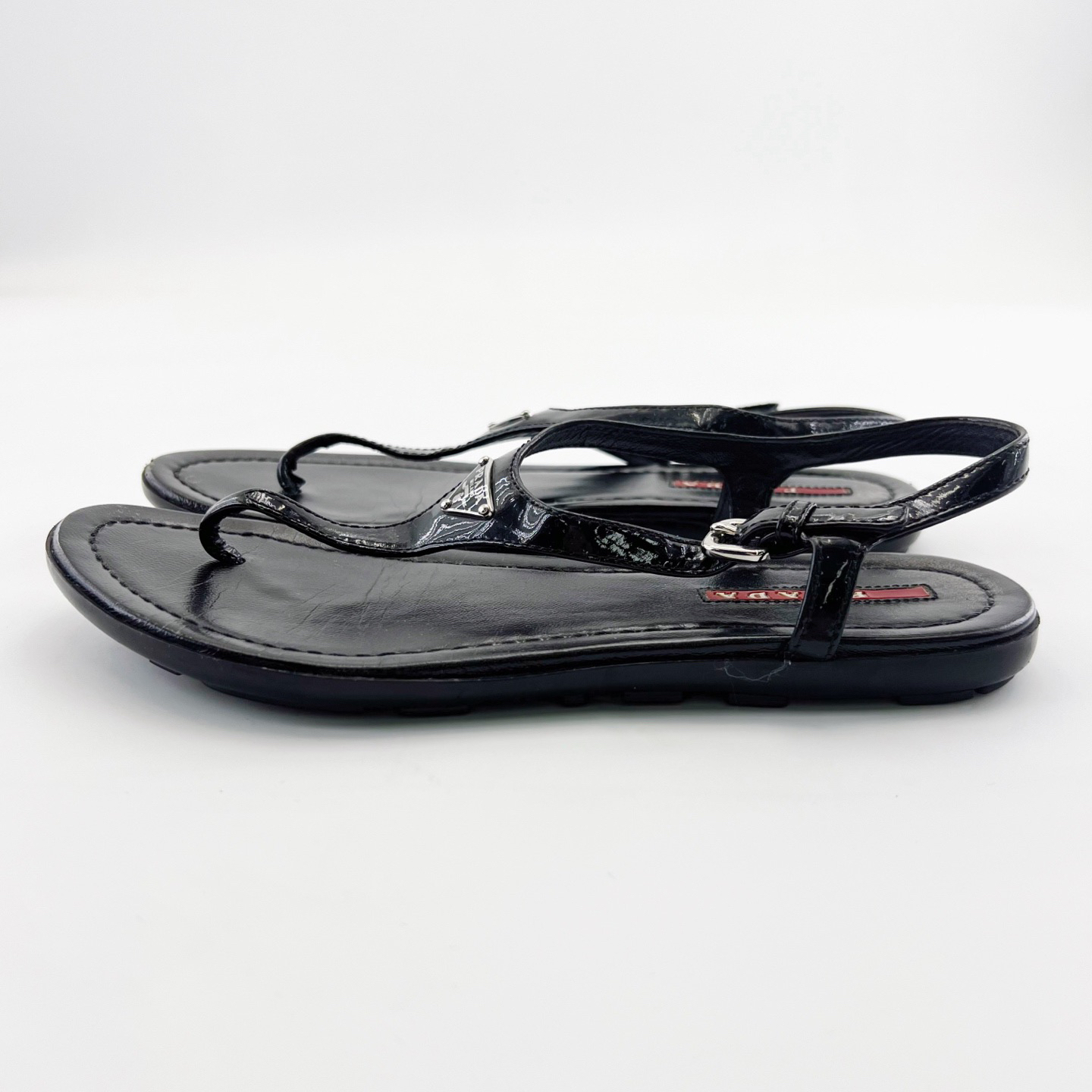 95新 Prada/普拉达 35.5码/黑色漆面三角标平底凉鞋/15435972
