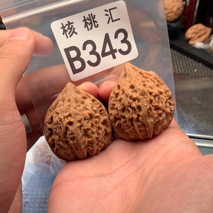 文玩核桃吊坠鸡心