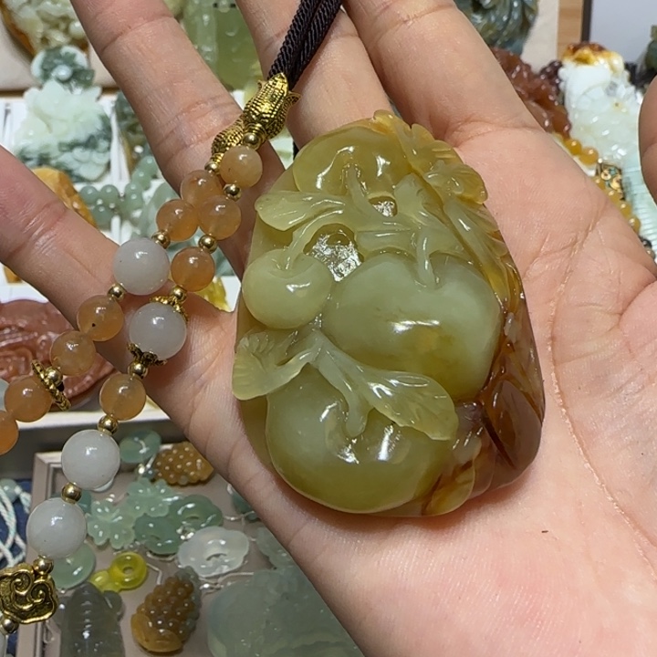 蛇纹石玉吊坠未镶嵌