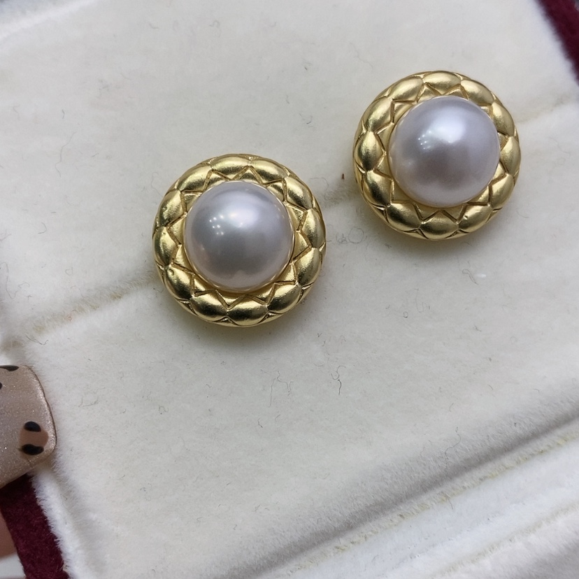 【闪购商品】淡水珍珠耳饰合金镜面极光小香款