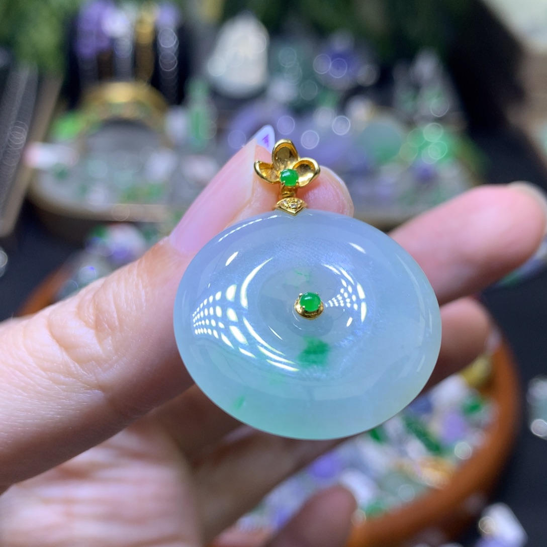 颈饰18K金镶嵌翡翠