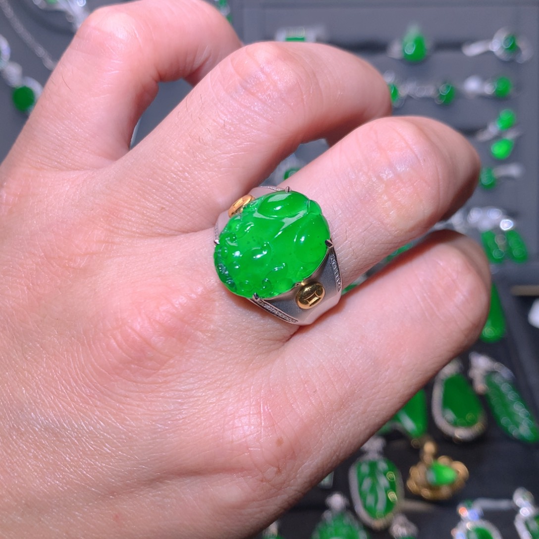 翡翠戒指18K金镶嵌天然翡翠
