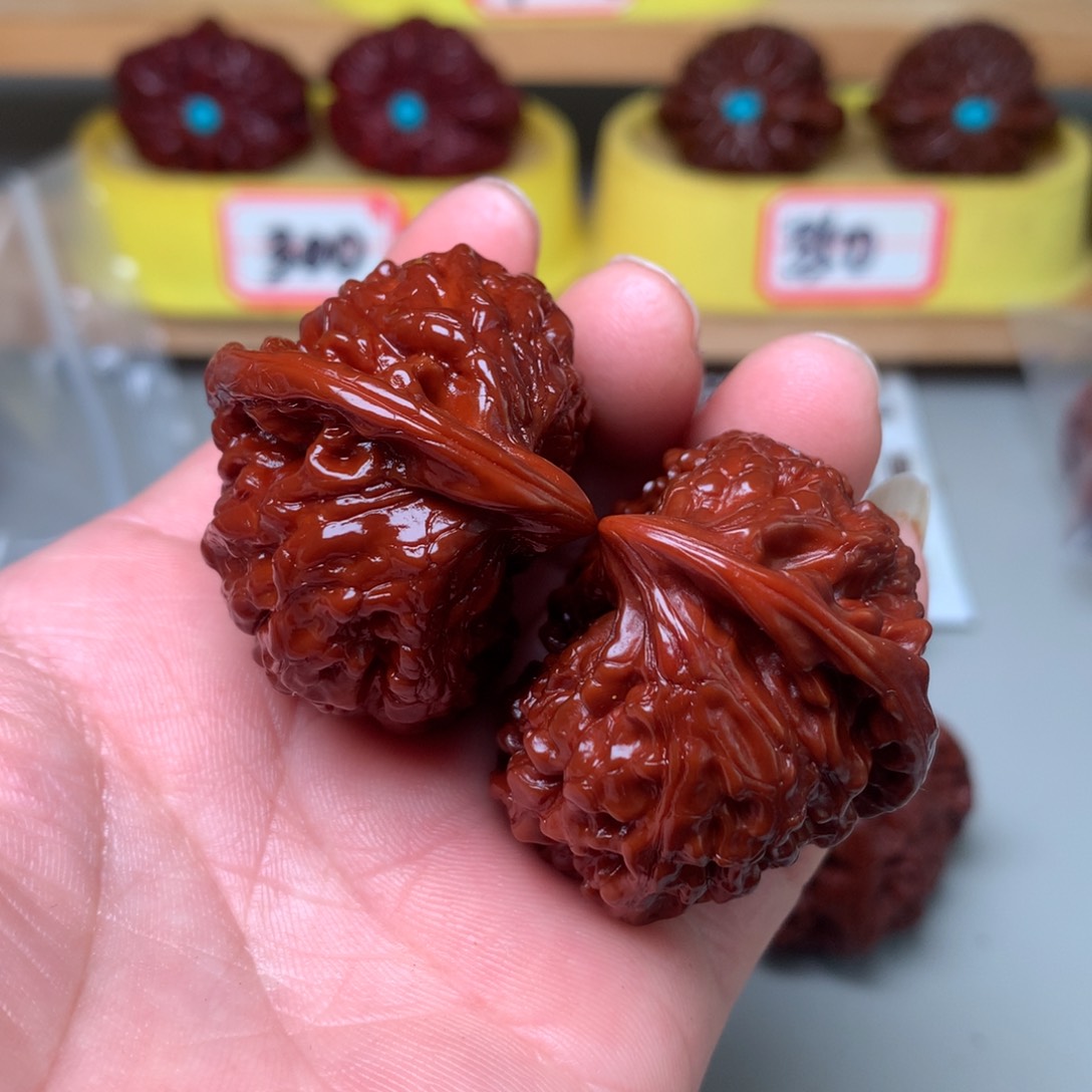 文玩核桃把件座山雕鹰嘴半壁